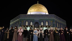 FOTO: Khusyuk Tarawih Pertama di Al Aqsa Meski Dibatasi Israel