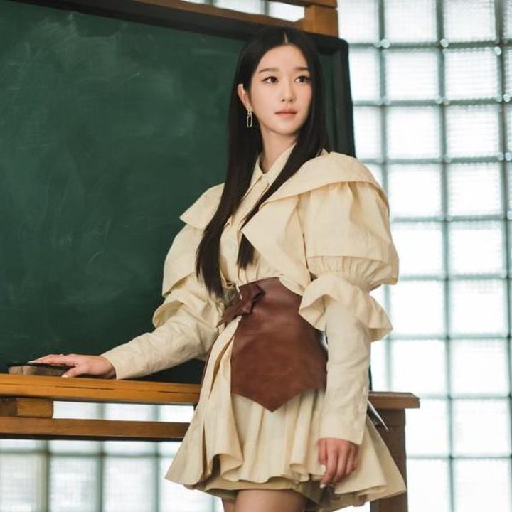 <p>Kemudian artis cantik Seo Ye Ji, nih. Perempuan berusia 30 tahun ini menjadi lawan main Kim Soo Hyun dalam drama Korea <em>It's Okay to Not Be Okay</em>. Serial ini tayang pada 2020 dengan 16 episode dan cukup populer di layanan <em>streaming</em> Netflix. (Foto: tvN)<br /><br /></p>