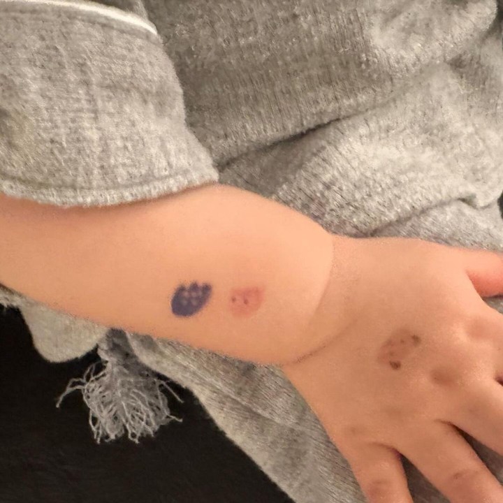 <p>Unggahan ini sontak mendapat beragam reaksi dari netizen. Beberapa ada yang mengaku gemas. "AAAA TANGANNYA DOANG JG LUCU BGTTT ADEKK," tutur @151****. (Foto: Instagram @yejinhand)<br /><br /><br /></p>