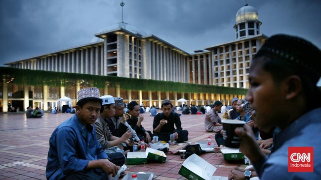 Berikut jadwal buka puasa di berbagai kota, seperti Jakarta, Bandung, Surabaya, Medan, Makassar, hingga Ambon hari ini, Selasa (11/3).