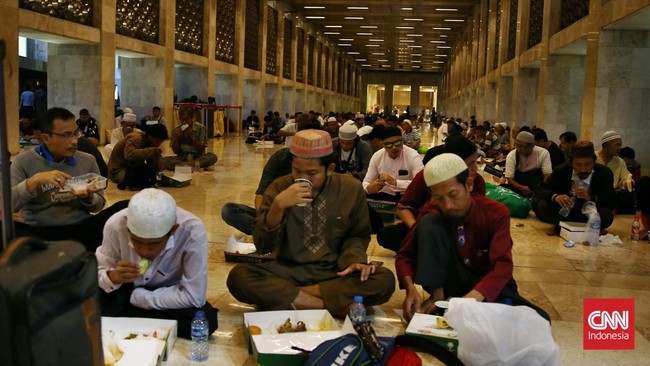 FOTO: Suasana Buka Puasa Pertama di Masjid Istiqlal