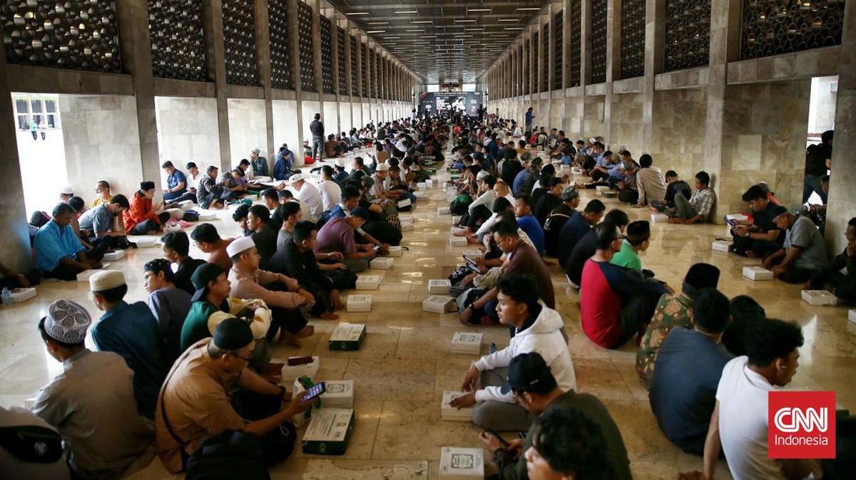 FOTO: Suasana Buka Puasa Pertama di Masjid Istiqlal