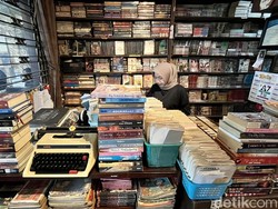 Ngabuburit di Taman Bacaan Hendra, Perpustakaan Legendaris di Bandung