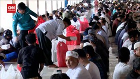 VIDEO: Masjid Istiqlal Bagi Ribuan Takjil Gratis Hari Pertama Puasa