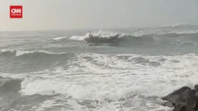 VIDEO: Dramatis, Nelayan Naik ke Perahu Karam Usai Dihantam Ombak