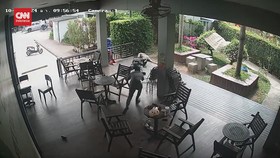 VIDEO: Momen 3 Polisi Thailand Dilempar Bom Saat di Cafe
