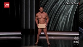 VIDEO: Aksi Bugil John Cena saat Bacakan Nominasi Oscar 2024