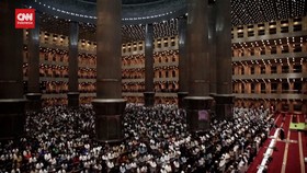VIDEO: Ribuan Jemaah Tarawih Perdana di Masjid Istiqlal