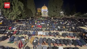 VIDEO: Meski Dilarang Israel, Warga Salat Tarawih di Masjid Al-Aqsa