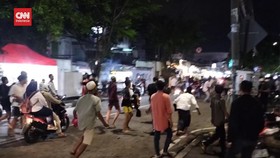 VIDEO: Bukannya Salat Tarawih, 2 Kelompok Remaja Tawuran Depan Masjid