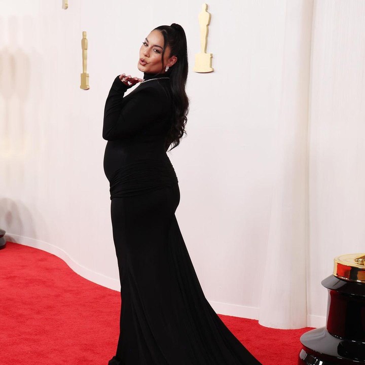 <p>Belum lama ini, Vanessa pun terlihat menghadiri Red Carpet Oscar 2024. Ia pun tampil memesona dengan balutan dress hitam panjang. (Foto: Instagram: @vanessahudgens)</p>