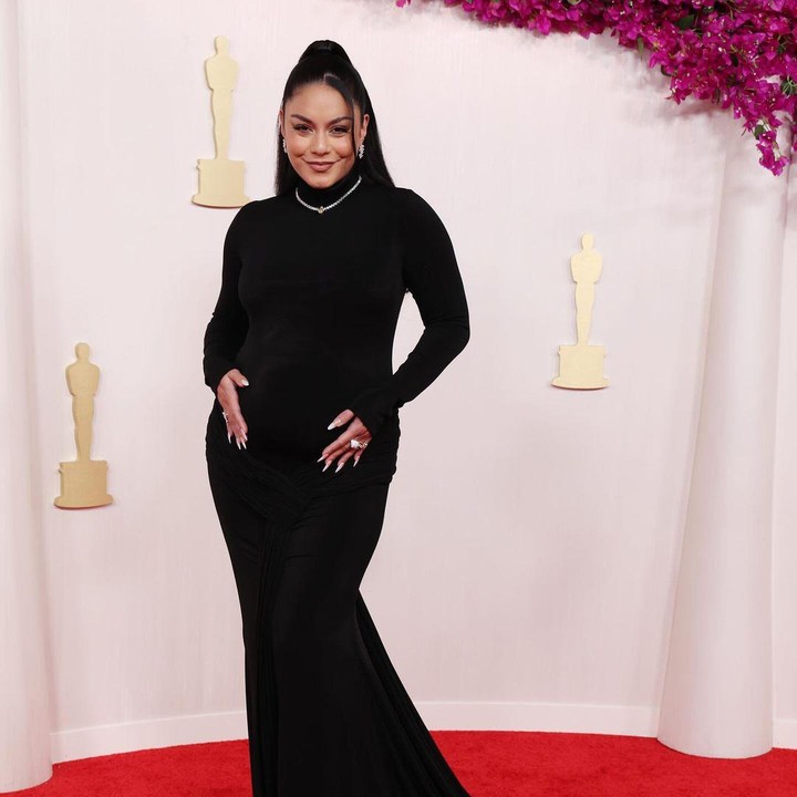 <p>Meski begitu, ada hal lain yang menarik perhatian netizen. Dalam acara ini, Vanessa turut mengumumkan kehamilan dengan pamer<em> baby bump</em>-nya. (Foto: Instagram: @vanessahudgens)</p>