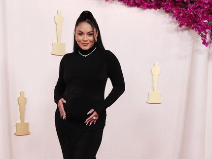 7 Potret Memesona Vanessa Hudgens Pamer Baby Bump di Red Carpet Oscar 2024