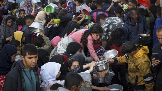 Pasukan Israel lagi-lagi menembak tanpa pandang bulu warga Palestina di Jalur Gaza yang tengah mengantre bantuan makanan.