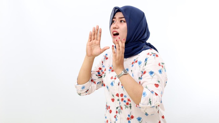 Asian muslim woman standing while announce or scream to sideways, Isolated on white background