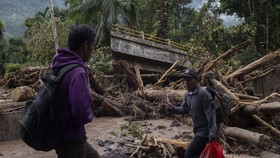 FOTO: Pencarian Korban Longsor Pesisir Selatan Sumbar Dilanjutkan