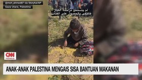 VIDEO: Anak-Anak Palestina Mengais Sisa Bantuan Makanan