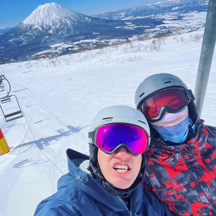 <p>Dengan sangat kompak, Andrew dan Jason bermain <em>snowboarding</em> hingga menikmati ramen di tengah cuaca dingin. "Gila seru banget powder-nya, <em>snowboarding</em> di antara pohon-pohon dan ramennya abis ski… the best!!" tulis Andrew White dalam unggahan terbarunya. (Foto: Instagram @andrew.white._)</p>