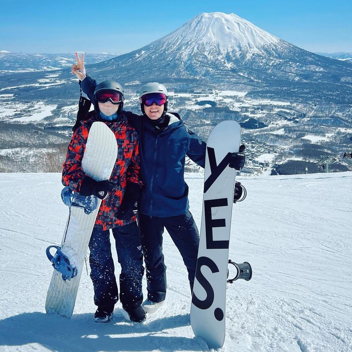 <p>Andrew White mengajak Jason untuk melakukan <em>snowboarding</em> di pegunungan salju. Keduanya juga menikmati pemandangan alam dari dataran tinggi. (Foto: Instagram @andrew.white._)</p>