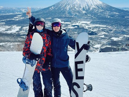 5 Potret Keseruan Nana Mirdad & Andrew White Main Ski hingga Snowboarding di Jepang