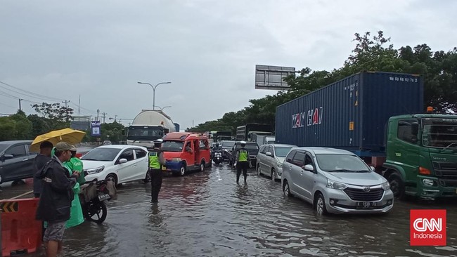 Pemerintah Kota Semarang membuka dapur umum dan menyiapkan nasi bungkus bagi para korban banjir.