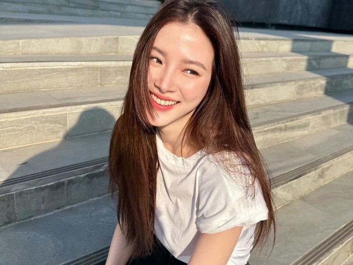 Beberapa tahun setelah film Friend Zone tayang, Baifern mengumumkan kalau ia resmi berpacaran dengan Nine Naphat, lawan mainnya dalam film tersebut./ foto: instagram.com/baifernbah