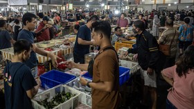 FOTO: Menyerbu Kue Murah Meriah di Pasar Kue Subuh Senen