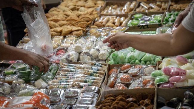 Sentra Kue Subuh, Pasar Senen, Jakarta, beroperasi sejak 1960 menjadi salah satu lokasi berburu beragam jenis kue basah dan kering.