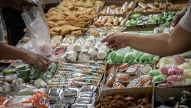 Sentra Kue Subuh, Pasar Senen, Jakarta, beroperasi sejak 1960 menjadi salah satu lokasi berburu beragam jenis kue basah dan kering.