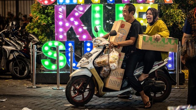 FOTO: Menyerbu Kue Murah Meriah di Pasar Kue Subuh Senen