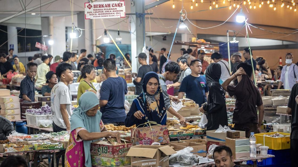FOTO: Menyerbu Kue Murah Meriah di Pasar Kue Subuh Senen