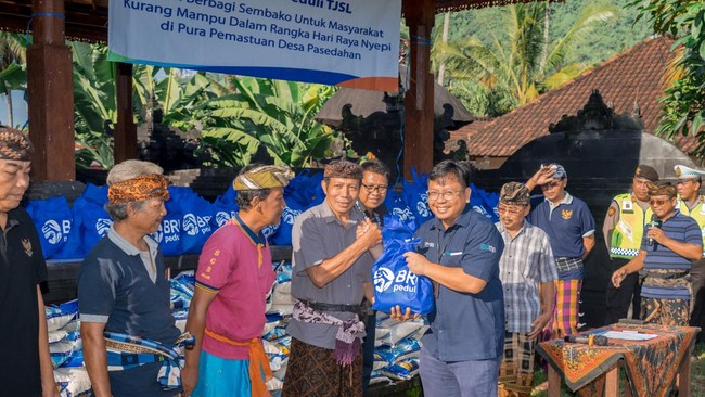 Menyambut Hari Raya Nyepi, BRI menyalurkan bantuan 1.000 paket sembako kepada warga desa adat di Bali, sebagai wujud kepedulian melalui program TJSL.