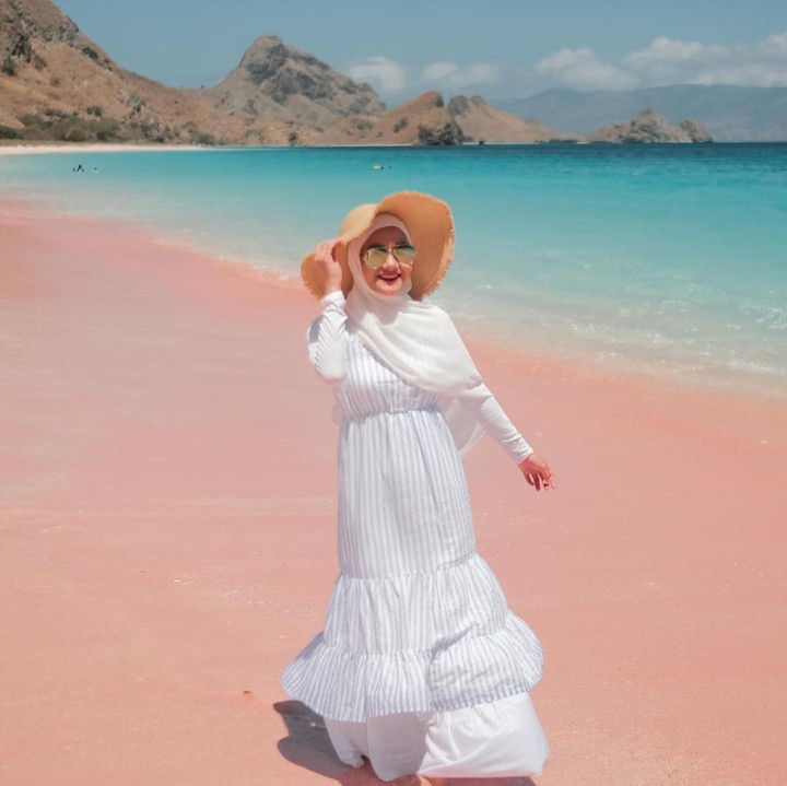 <p>Enggak cuma warna cokelat, Bunda juga bisa memakai warna netral seperti putih untuk nuansa <em>earth tone.</em> Dinda Hauw tampil memesona dengan <em>ruffle dress</em> dan topi berukuran lebar saat berpose di pantai. (Foto: Instagram @dindahw)</p>