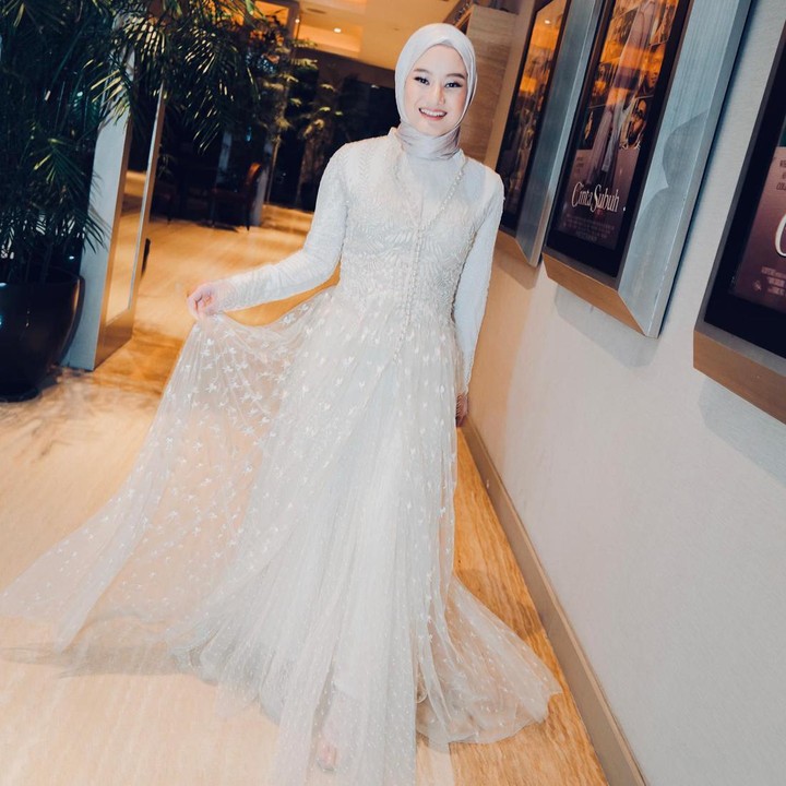 <p>Dalam memilih gaya formal, Dinda Hauw tampil memukau saat menghadiri acara <em>premier</em> film dengan <em>dress</em> berlapis kain <em>tille.</em> Aksen <em>embroidery</em> pada bagian rok semakin menambah kesan elegan pada penampilannya, ya? (Foto: Instagram @dindahw)</p>
