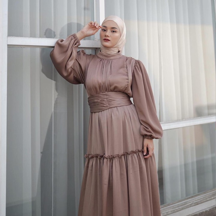 <p>Selain lengan berpotongan<em> balloon sleeve,</em> Bunda juga bisa mengenakan gamis beraksen <em>ruffle</em> yang manis. Warna yang lebih gelap sangat cocok dipadukan bersama hijab warna muda, lho. (Foto: Instagram @dindahw)</p>