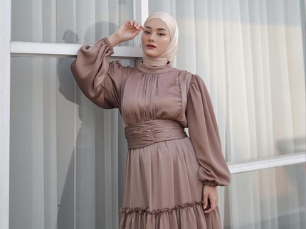 5 Potret Gamis Dinda Hauw Bernuansa Earth Tone, Ide Outfit Simpel untuk Lebaran
