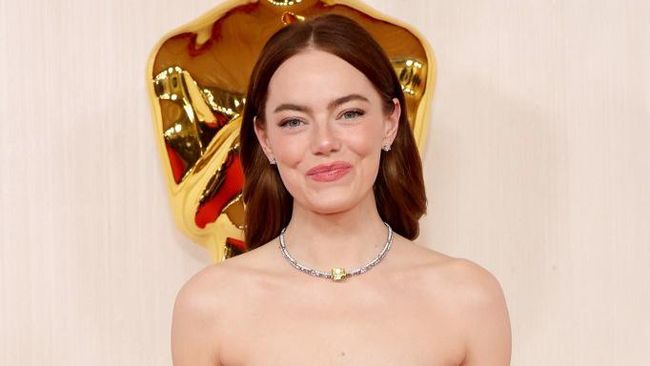 Penggemar Emma Stone rela dibotaki demi bisa menyaksikan premier film terbaru aktris tersebut, Bugonia, secara gratis.