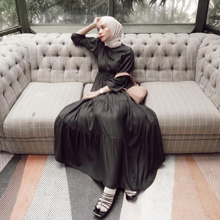 <p>Jika ingin tampil <em>edgy,</em> ada gaya busana Hamidah Rachmayanti dengan <em>vintage</em> <em>dress</em> berwarna hitam polos. Bunda dapat memadukannya dengan hijab berwarna putih untuk tampilan monokrom. Jangan lupa pakai sepatu yang tidak biasa, seperti <em>strappy shoes</em> agar penampilan lebih <em>eye catching</em>. (Foto: Instagram @hamidahrachmayanti)</p>