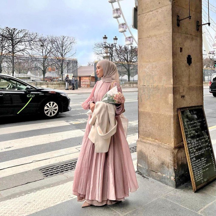 <p>Bunda yang gemar tampil feminin dapat melihat gaya Hamidah Rachmayanti dengan<em> maxi dress</em> bersiluet<em> A-line</em> dan bagian tangan berpotongan<em> balloon sleeve</em>. Aksen <em>drappery</em> pada bagian bawah memberi sentuhan manis pada penampilan Hamidah. (Foto: Instagram @hamidahrachmayanti)</p>