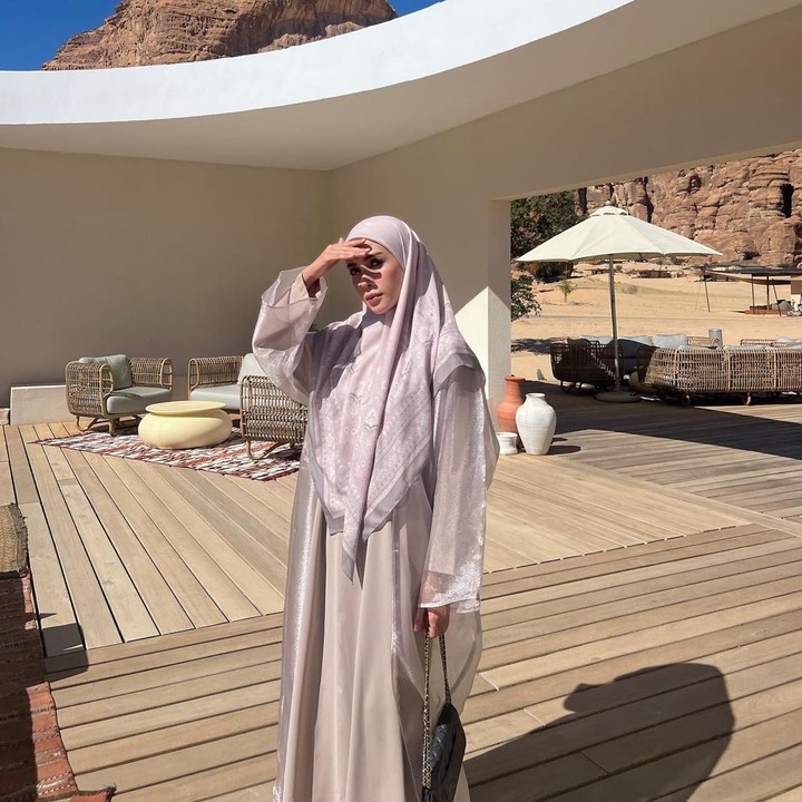<p>Selebgram Hamidah Rachmayanti selalu tampil elegan dengan padu padan busana Muslimah. Kombinasi <em>outfit</em> Hamidah dapat Bunda tiru untuk dipakai di momen Lebaran. Dalam foto yang diunggah, Hamidah mengenakan gamis bersiluet <em>oversized</em> berbahan metalik. Agar tetap tertutup, Bunda bisa memakai <em>inner</em> sehingga bajunya tidak menerawang. (Foto: Instagram @hamidahrachmayanti)</p>