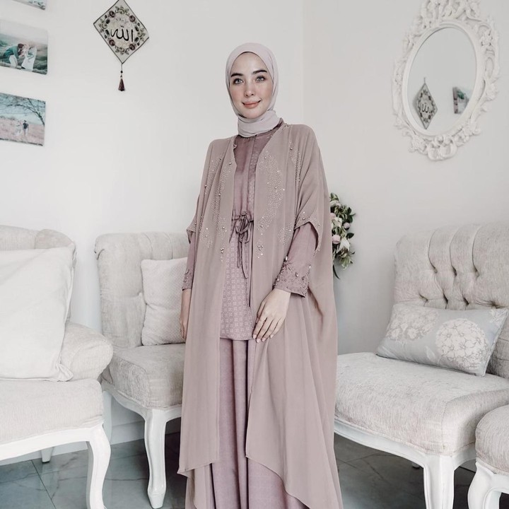 <p>Kaftan juga menjadi busana yang kerap meramaikan Idul Fitri. Seperti Hamidah, Bunda dapat memadukan kaftan dengan <em>outer</em> beraksen manik-manik. Pemilihan warna <em>dusty</em> akan memberi kesan elegan namun tetap simpel. (Foto: Instagram @hamidahrachmayanti)</p>