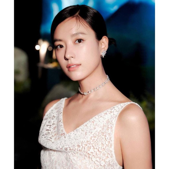 Han Hyo Joo tampil menawan dalam balutan sleeveless dress putih./Foto: Instagram/hanhyojoo222