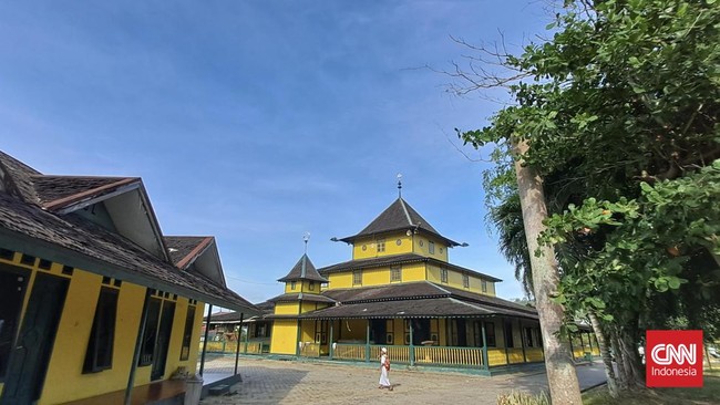 Masjid Shiratal Mustaqiem di sisi Sungai Mahakam Samarinda Seberang dibangun Habib dari Hadramaut atas izin Sultan Kutai Kertanegara pada abad ke-19.