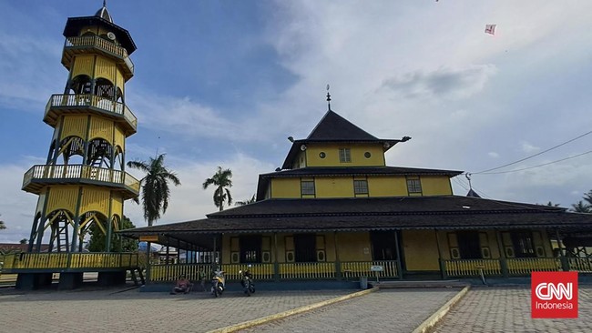 Masjid Shiratal Mustaqiem di sisi Sungai Mahakam Samarinda Seberang dibangun Habib dari Hadramaut atas izin Sultan Kutai Kertanegara pada abad ke-19.