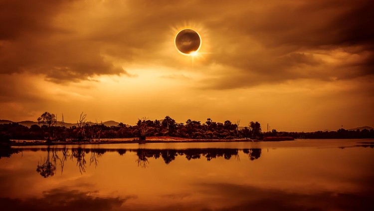 Ilustrasi Gerhana Matahari Total Amazing scientific natural phenomenon. The Moon covering the Sun. Total solar eclipse with diamond ring effect glowing on sky above silhouettes of trees, river area. Serenity nature background.