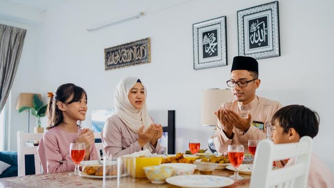 Muharram adalah bulan pertama dalam Hijriah yang memiliki keistimewaan. Berikut 12 amalan bulan Muharram yang bisa dilakukan umat Islam.