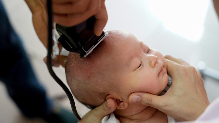 Ilustrasi Mencukur Rambut Bayi