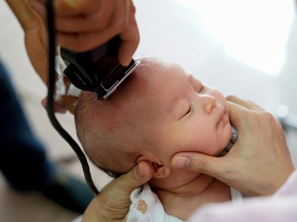 Mencukur Gundul Bayi Dipercaya Bisa Bikin Rambut Lebih Tebal, Simak Faktanya