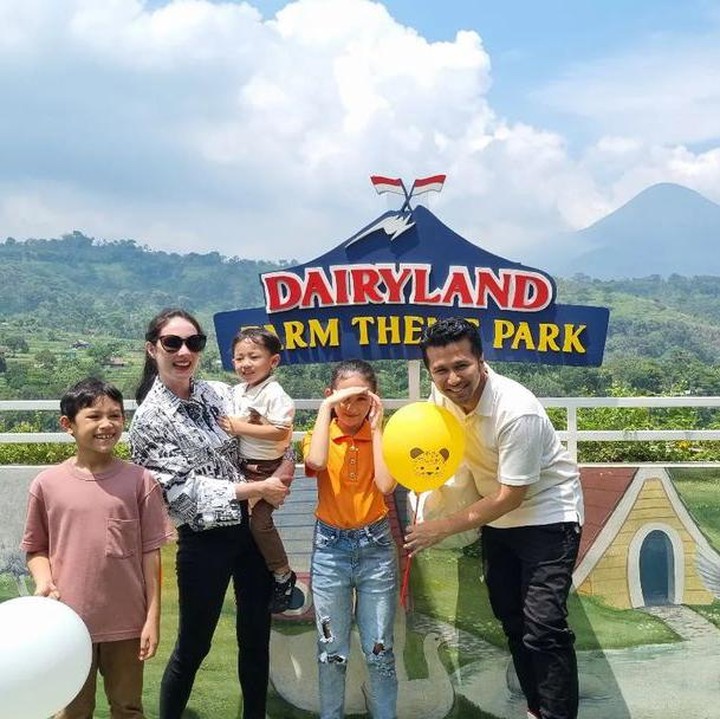 <p>Dalam beberapa kesempatan, terlihat Arumi menggendong Kalendra dengan penuh kasih. Ia juga membagikan perkembangan dan pertumbuhan Si Kecil yang akrab disapa Kale ini. (Foto: Instagram: @arumibachsin_94)</p>