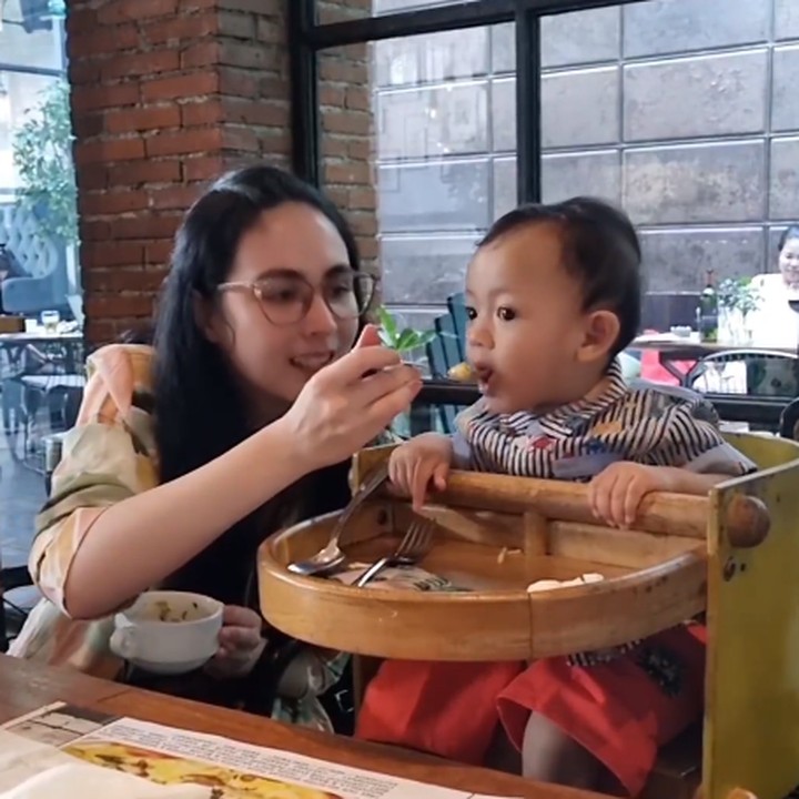 <p>"Gemas banget Kale <em>handsomeeeee</em>," ujar seorang netizen dengan emotikon hati. "Anak ganteng (sudah) tambah pintar," papar netizen lainnya. (Foto: Instagram: @arumibachsin_94)</p>